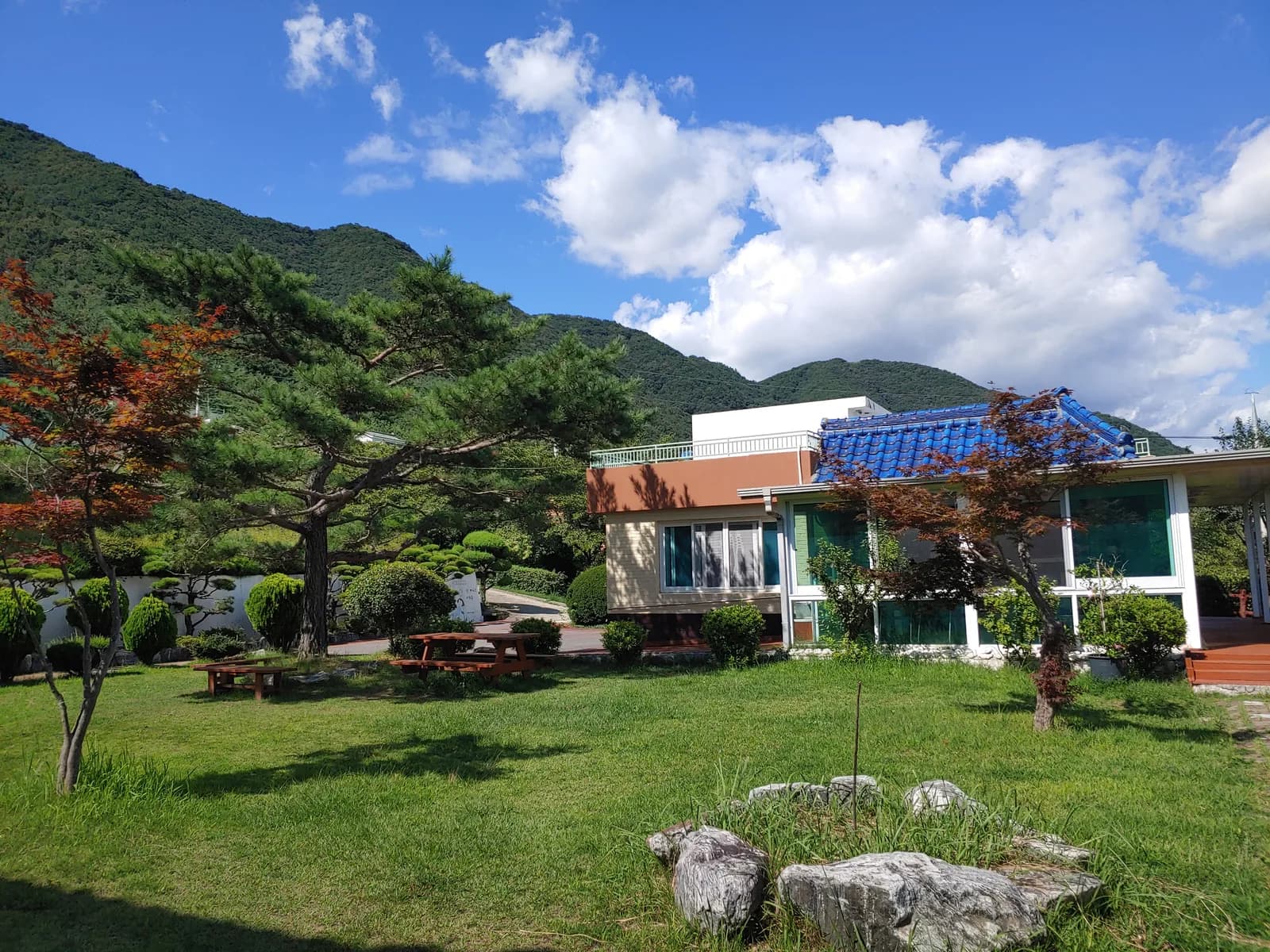 산자락 아래 마당과 함께 보이는 무궁애학원 전경
