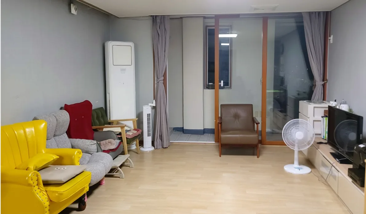 소파와 생활 가구가 놓인 지역사회 거주공간의 거실